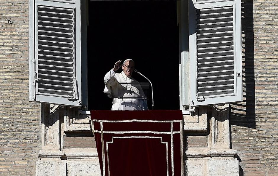 El Papa Francisco envió un mensaje de esperanza a los inmigrantes que llegaron a la plaza de San Pedro. (Foto: AFP)