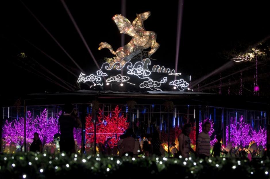 Este jueves es la víspera del Año Nuevo Chino, el cual tiene como figura central el caballo. Foto AFP