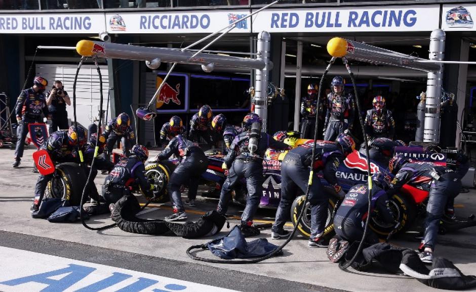 El piloto de Red Bull, Daniel Ricciardo, fue descalifivcado porque a decir la FIA incumplió con la cantidad de conbustible permitido. (Foto: AFP)