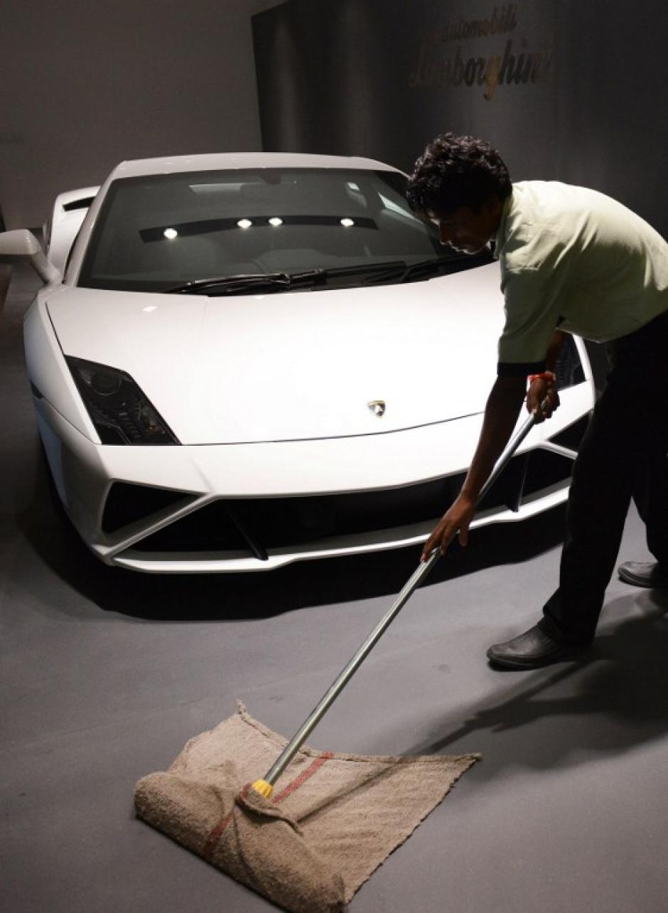 El empleado del hotel tuvo un mal día y al momento de parquear el auto lo estrelló, los daños ascienden a 335 mil dólares. (Foto: AFP) 