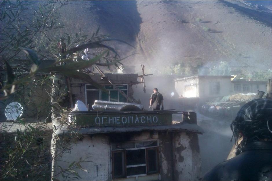 Algunas personas examinan los daños ocasionados en una casa tras un terremoto que ha dejado cientos de heridos en varias ciudades de Afganistán. (FOTO: AFP)