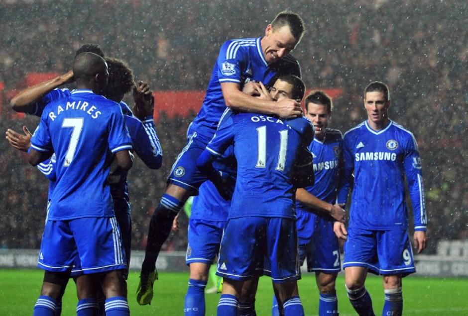 El Chelsea es el actual líder de la Premier, pero sus más cercanos seguidores tienen algunos partidos pendientes, por lo que podrían alcanzar al conjunto de José Mourinho. (Foto: AFP)