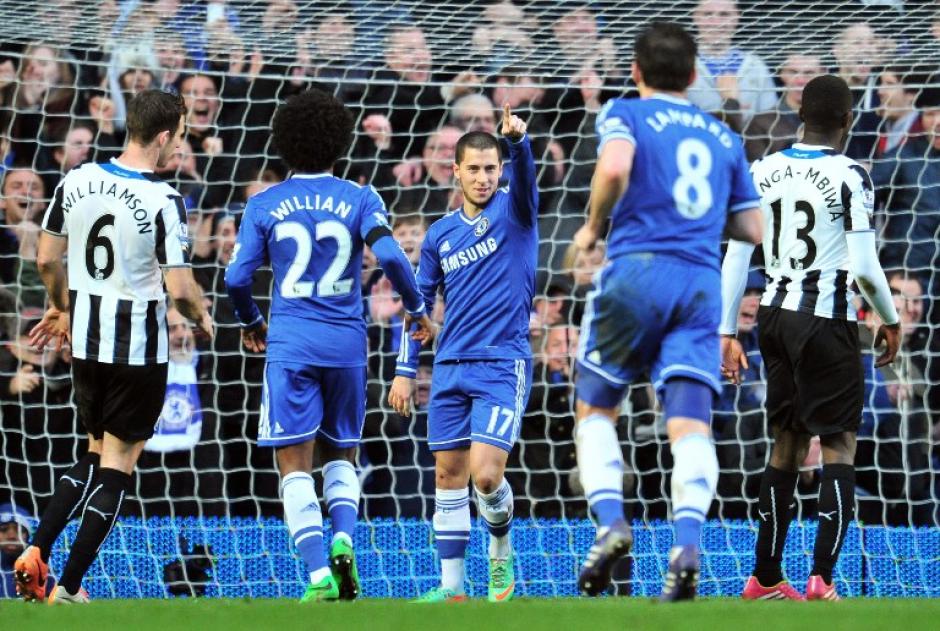 Eden Hazard anotó un triplete que llevó al Chelsea al liderato de la Premier League. (Foto: Glyn Kirk/AFP)