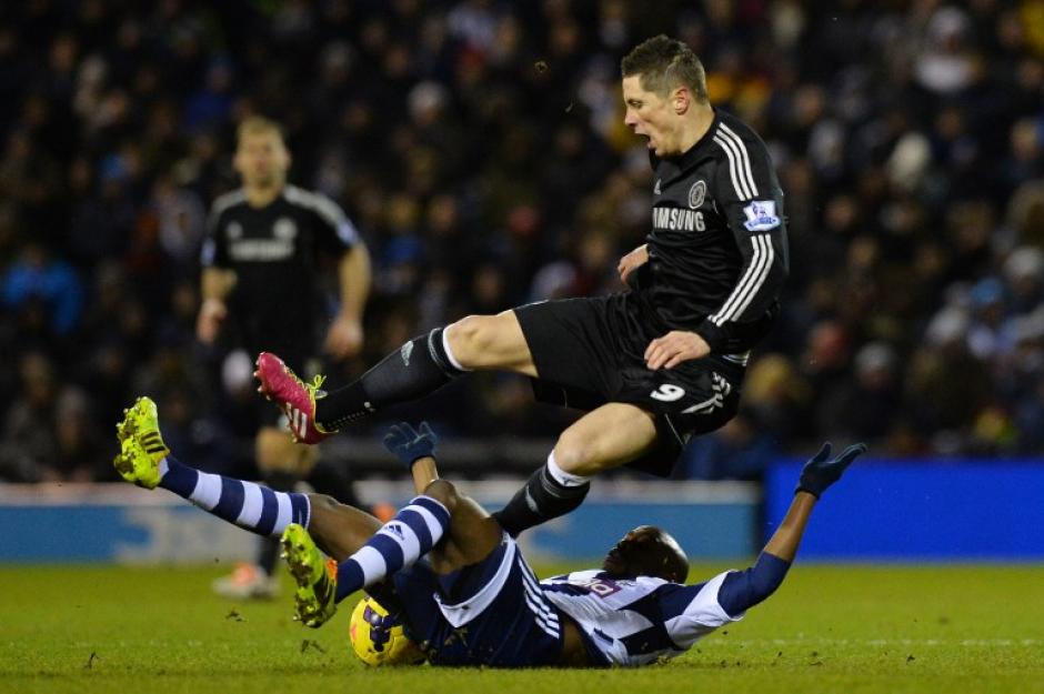 Fernando Torres en una jugada del encuentro entre el West Bromwich Albion y el Chelsea, que terminó en un empate que deja el liderato de la Premier League a merced de los resultados del Arsenal y el Manchester City. (Foto: Paul Ellis/AFP)