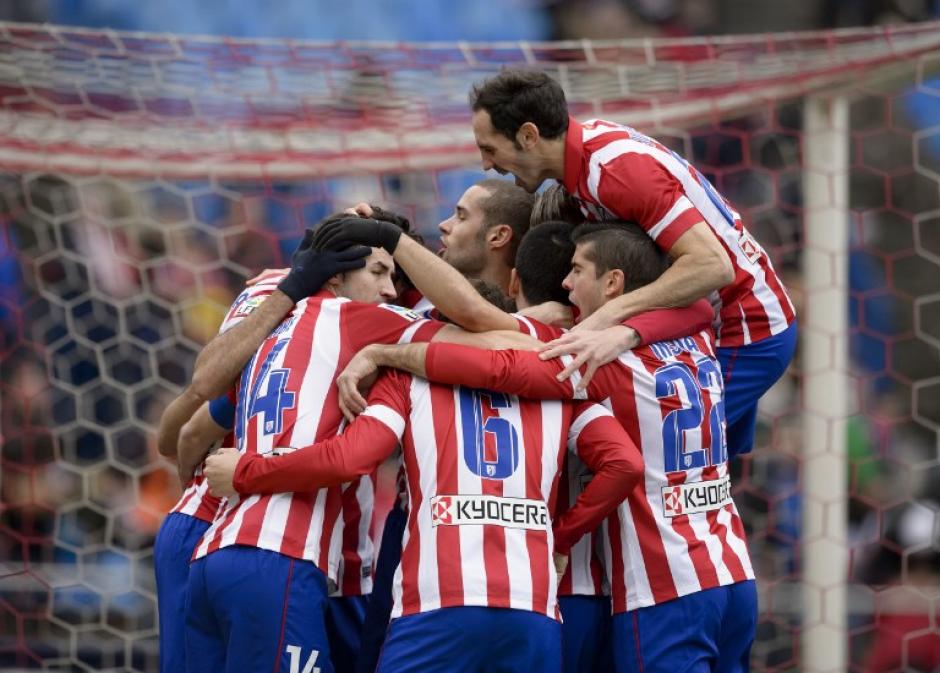 Los jugadores del Atlético de Madrid festejan el tercer gol de su equipo, en el triunfo 3-0 sobre el Valladolid. (AFP)