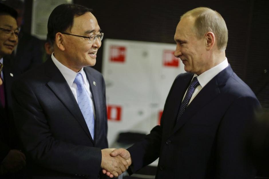 El presidente Ruso Vladimir Putin saluda a Chung Hong-won, primer ministro de Corea del Sur, sede de los Juegos Olímpicos de Invierno en 2018. (Foto: AFP)