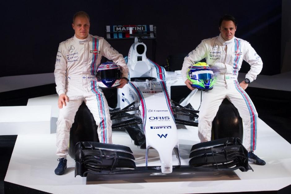 Felipe Massa y Valtteri Bottas posan junto al nuevo Fórmula Uno de Williams. (Foto: AFP)