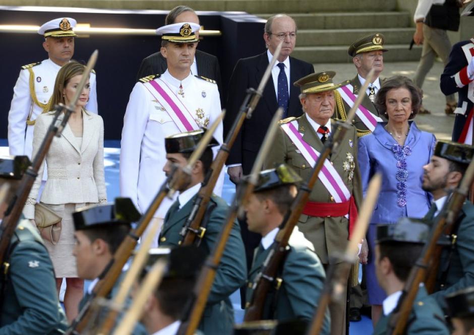 El rey Juan Carlos se despidió del ejército español durante la ceremonia en homenaje "a los que dieron su vida por España". (Foto:AFP)