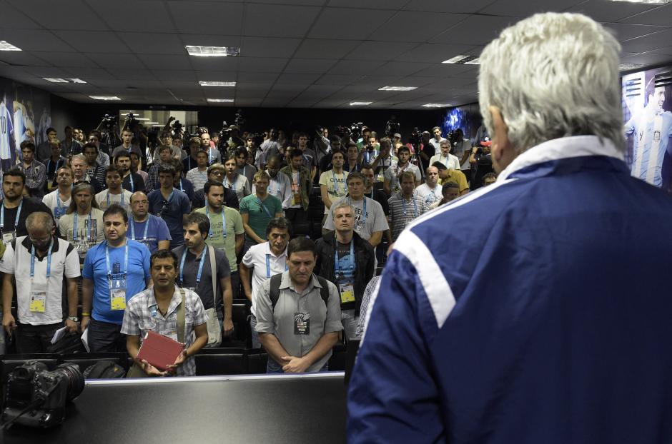 Periodistas argentinos de pie y minuto de silencio por la muerte de la hija de un colega. Los jugadores argentinos no hablaron en solidaridad. (Foto: AFP)
