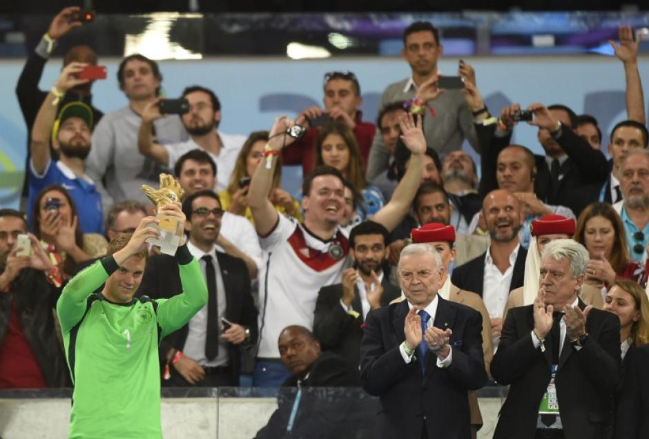 Manuel Neuer muestra el "Guante de Oro" recibido, que lo acredita como el mejor portero de la Copa del Mundo de Brasil 2014. (Foto: AFP)
