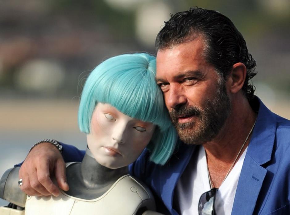 "Reconozco el talento de la gente de mi país, creo mucho en mi gente, y si puedo ayudarla voy a hacerlo", afirmó el actor Antonio Banderas, que posó para las cámaras con los robots de la película. (Foto: AFP)