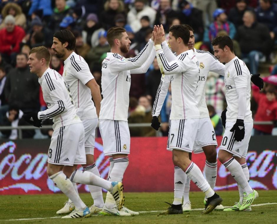Los jugadores del Real Madrid celebraron de una forma particular la victoria del 0-3 sobre el Getafe. (Foto: Pierre-Philippe Marcou/AFP)