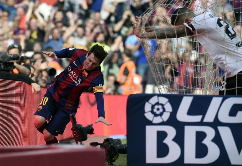 Lionel Messi resbaló tras anotar el gol 400 de su carrera con el Barcelona. (Foto: AFP)