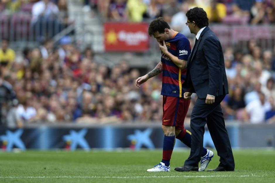 Lionel Messi sufrió un rotura de ligamento colateral interno de la rodilla izquierda y será baja por siete u ocho semanas. (Foto: AFP)