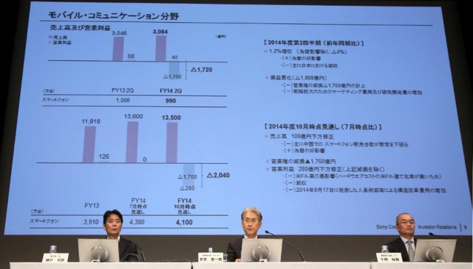 Kenichiro Yoshida (C), director financiero del gigante japonés de la electrónica Sony anuncia primera mitad del resultado financiero de la empresa en la sede de la compañía en Tokio el 31 de octubre de 2014. (Foto: AFP/JIJI Press Japan)