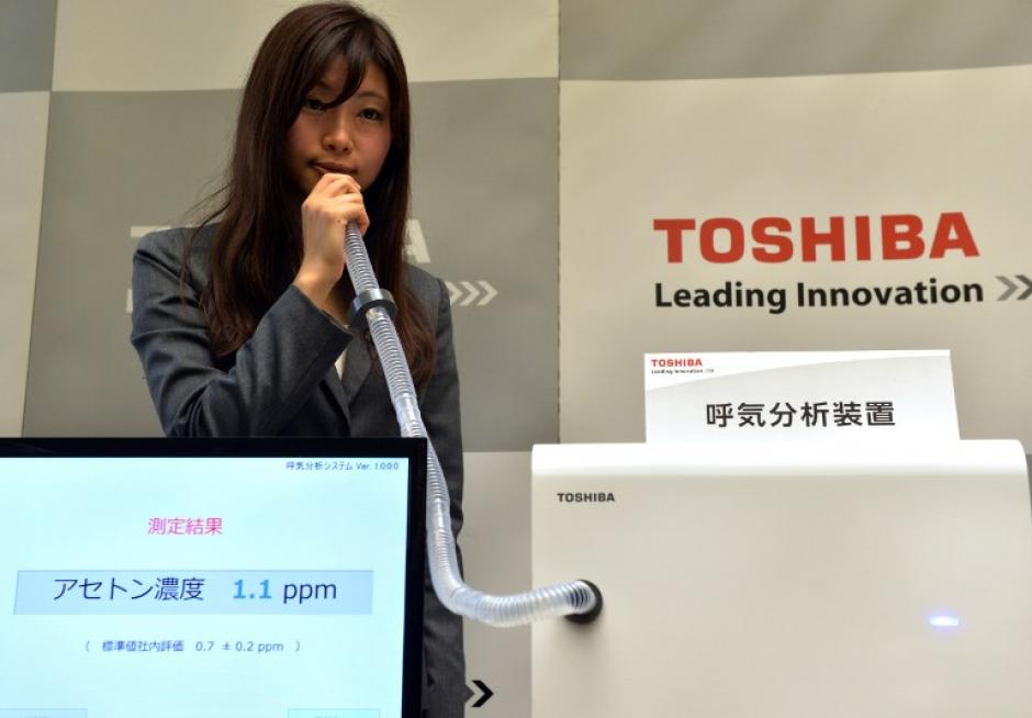 El grupo japonés Toshiba presentó una máquina que analiza el aliento con el fin de detectar enfermedades. (Foto: AFP)