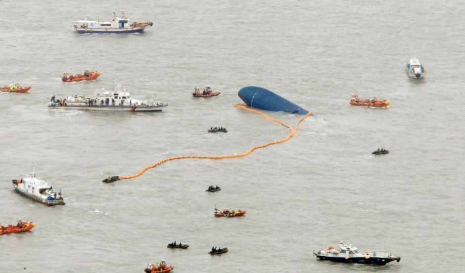Barcos de rescate buscan a pasajeros desaparecidos del ferry que se hundió en Corea del Sur. (Foto:AFP) 