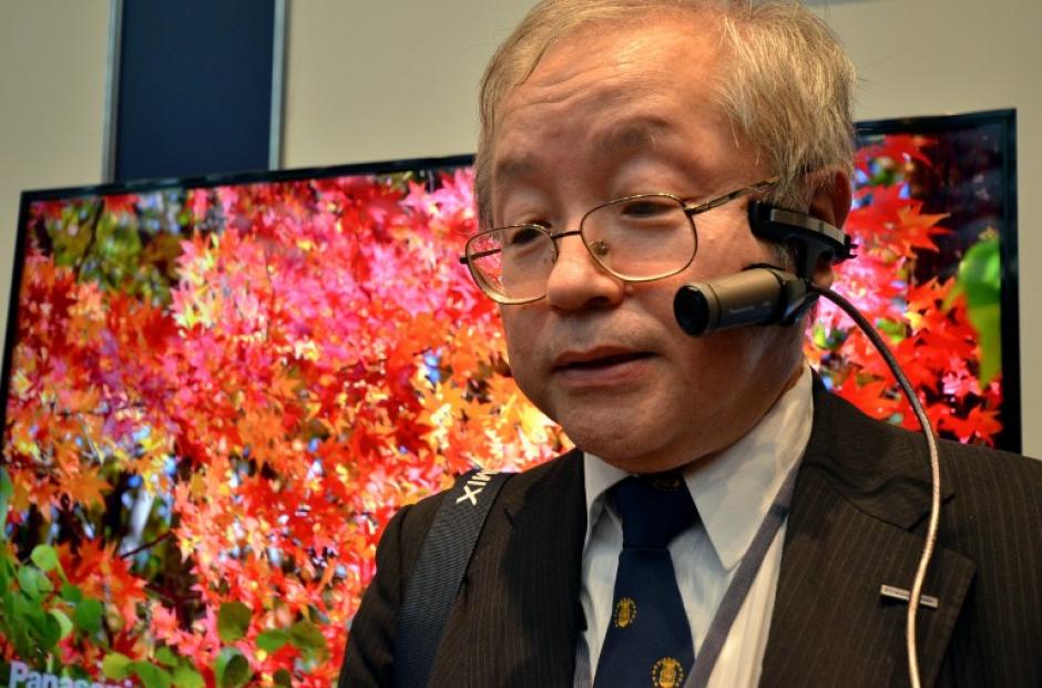 Un empleado de la empresa de electrónica japonesa Panasonic lleva una videocámara portátil capaz de 4K para una demostración en la ceremonia de lanzamiento de la próxima generación de 4K de alta definición de radiodifusión en Tokio el 2 de junio de 2014. Japón comenzó programas de televisión por satélite de radiodifusión de prueba en 4K, como grandes empresas como Sony y apuesta de Sharp en la tecnología de súper alta definición para rescatar a sus unidades de televisión asediados. (Foto: AFP/Yoshikazu) 