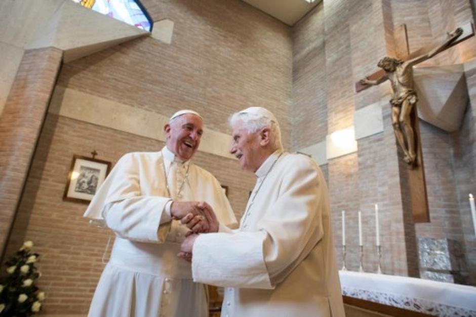 El Papa Francisco y su antecesor Benedicto XVI conversan en el Vaticano. (Foto: AFP/ Osservatore Romano)