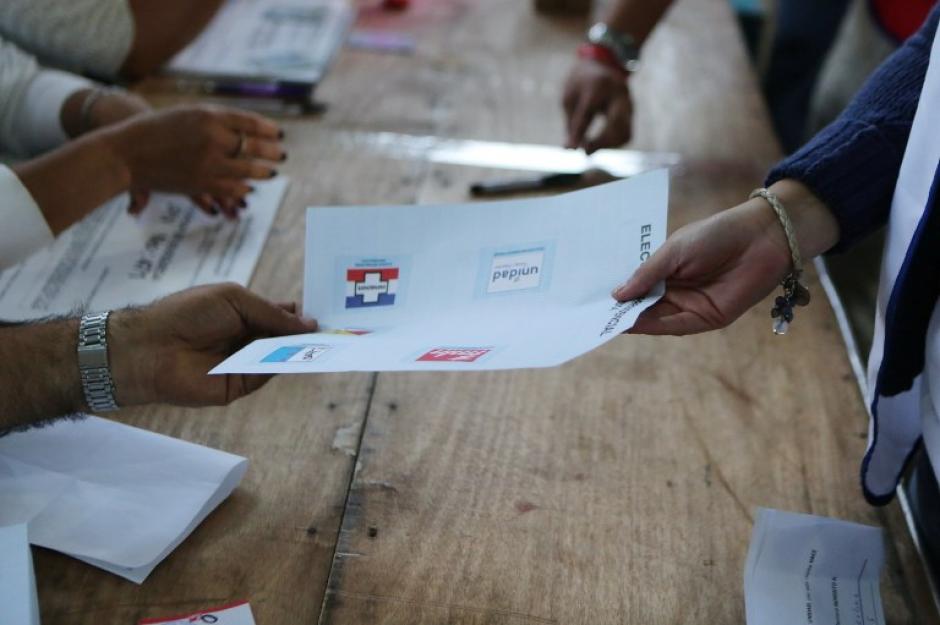Los salvadoreños eligen entre cinco candidatos presidenciales aunque según encuestas se decidirá entre Antonio Saca (Movimiento Unidad), Salvador Sánchez Cerén (FMLN) y Norman Quijano (Arena). 