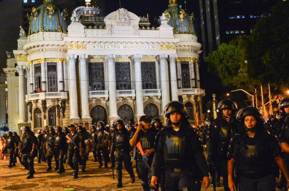 Unos 190,000 agentes de seguridad tiene listos el gobierno de Brasil para resguardar las ciudades y los estadios durante la Copa del Mundo de fútbol. (Foto: Yasuyoshi Chiba/AFP)