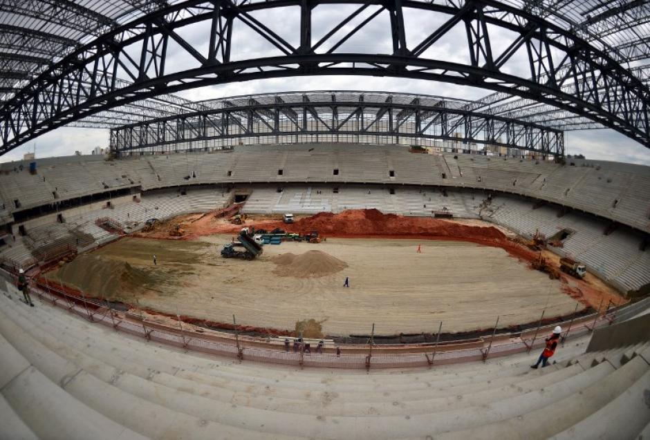 La fotografía muestra el estado actual de los trabajos en el estadio Arena da Baixada de Curitiba, que será el último en entregarse a la FIFA previo al Mundial. (Foto: Christophe Simon/AFP)