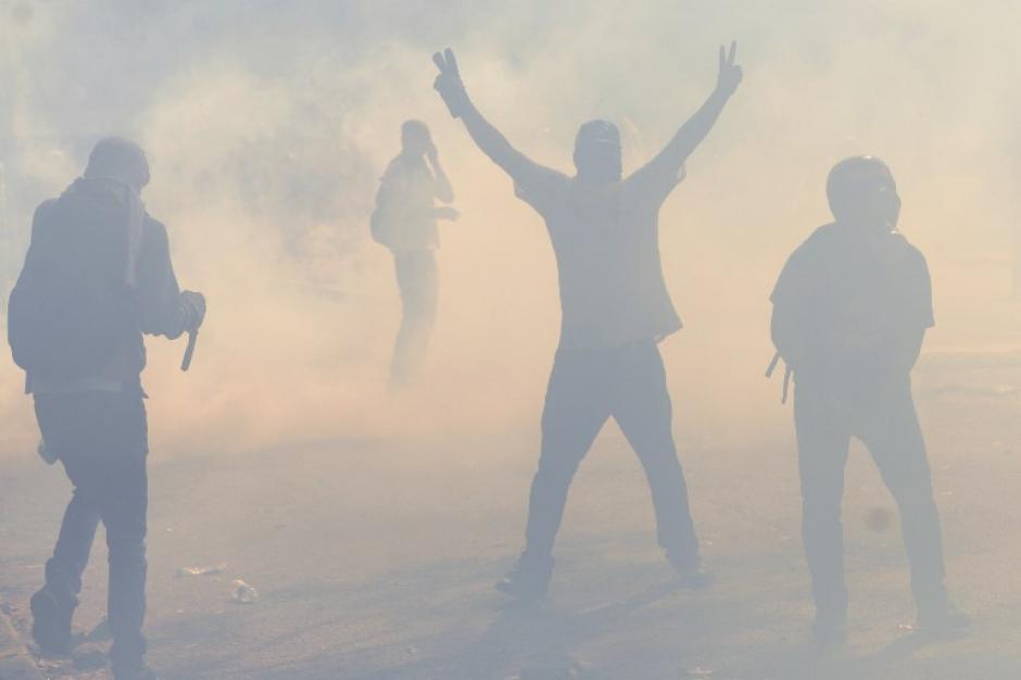 Entre espesas nubes de gases lacrimógenos los estudiantes una vez más chocaron con fuerzas de la policía. (Foto: AFP)