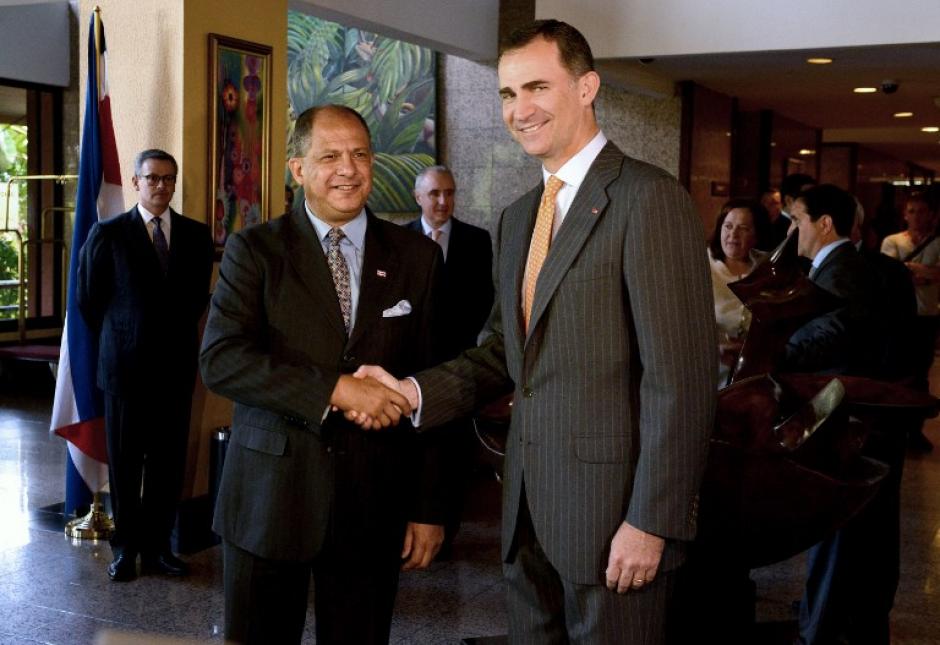 El príncipe Felipe de Borbón saluda al nuevo presidente de Costa Rica Luis Guillermo Solís, previo a la ceremonia de toma de posesión. (Foto:AFP) 