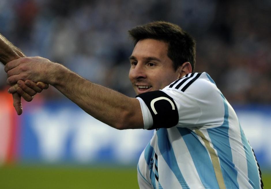 Messi anotó un gol en la victoria de Argentina ante Eslovenia. Pero, vuelve a llamar la atención porque vomitó nuevamente en la cancha. (Foto: AFP)