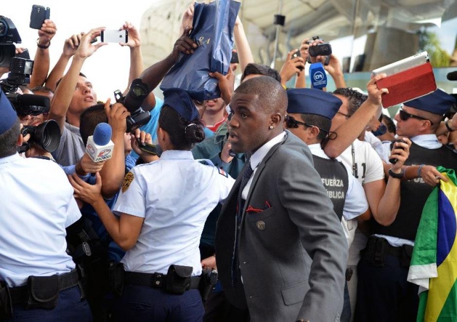 Joel Campbell al momento de abordar del avión que los llevó a Brasil. (Foto: AFP)