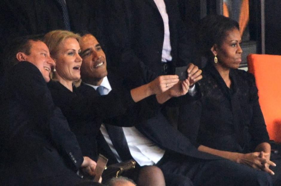 Barack Obama, el primer ministro británico, David Cameron, posan en una "selfie" para la primer ministra de Dinamarca Helle Thorning Schmidt, durante el funeral de Nelson Mandela. (Roberto Schmidt/AFP) 
