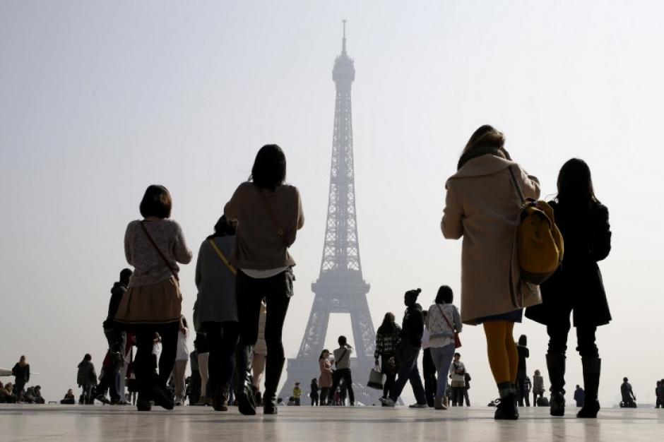 La imagen muestra la torre Eiffel en el centro de París a través de una nube de contaminación. (Foto:AFP)