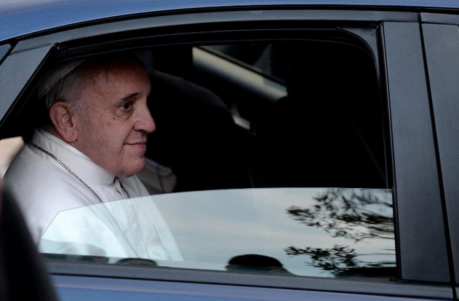Papa Francisco deja la Parroquia de San Gregorio en Roma después de una visita. (Foto: AFP/Filippo Monteforte) 