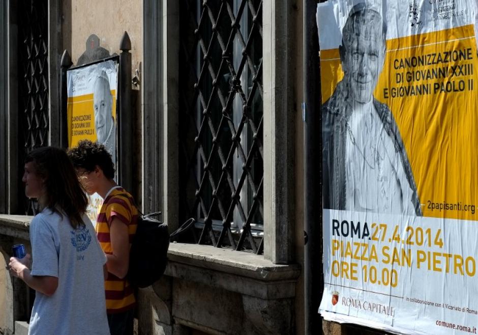 Miles de peregrinos se empiezan a dar cita en Roma para la canonización de Juan Pablo II y Juan XXIII el próximo 27 de abril. (Foto: AFP)