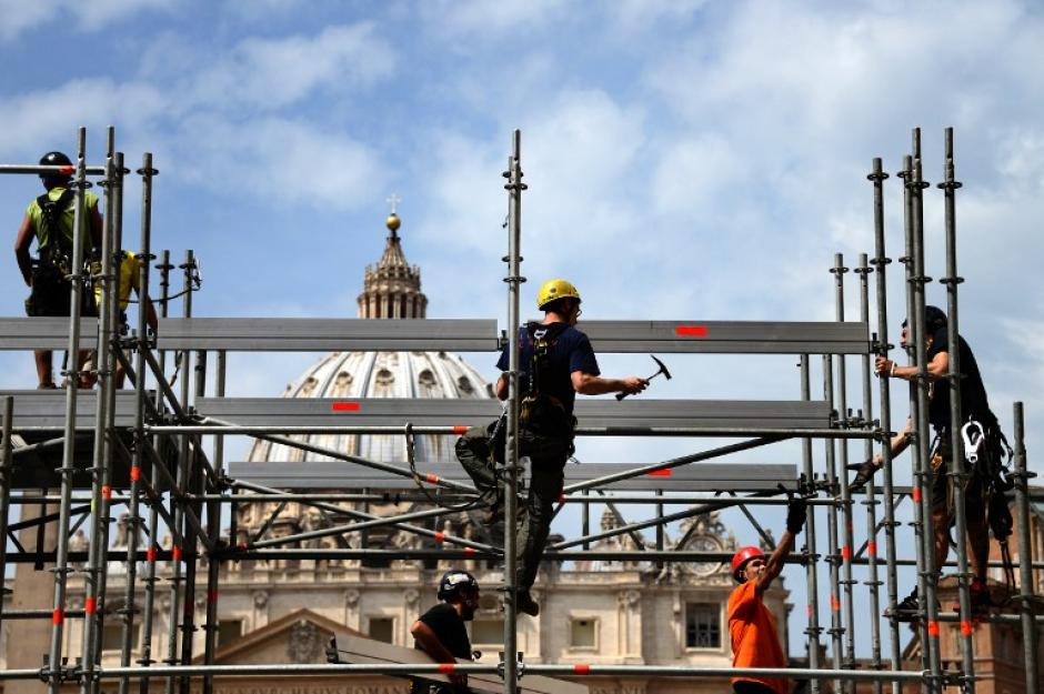 Trabajadores se apresuran para instalar una plataforma desde donde se transmitirá la señal de televisión de la Canonización de Juan XXIII y Juan Pablo II en la Ciudad del Vaticano. (Foto: AFP)