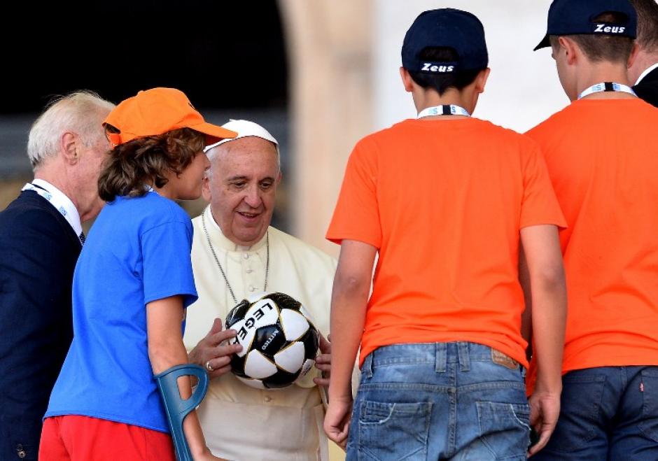 El Papa Francisco recibe un balón durante el encuentro al aire libre con los miembros de la Italian Sports Centre CSI en la Plaza de San Pedro s en el Vaticano. (foto:AFP/Alberto Pizzoli) 