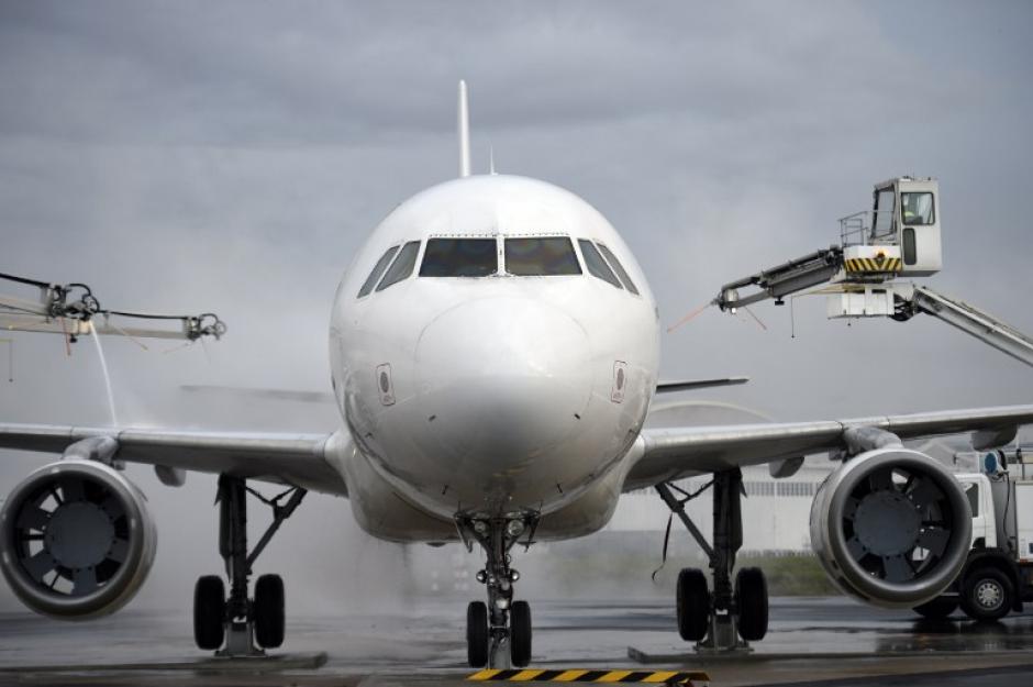 Foto tomada en diciembre del año pasado de un Airbus A320 en el aeropuerto Charles de Gaulle de París. Uno similar chocó este martes en el sur de Francia. (Foto: AFP/MARTIN BUREA)