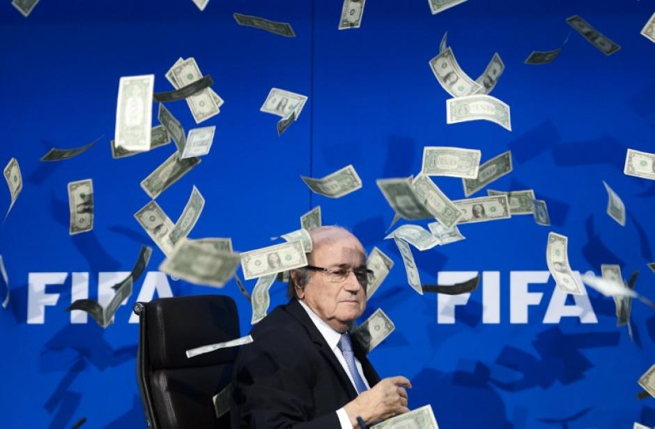 Joseph Blatter, presidente de la FIFA, fue motivo de una "broma" en julio pasado, cuando un comediante le lanzó billetes falsos. Él ha sido criticado por la gestión de la instancia del fútbol mundial, en la que su máximos directivos han sido investigados por corrupción. (Foto: Fabrice Coffrini/AFP)