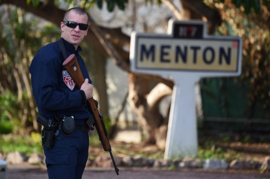 Un agente policial vigila la frontera entre Francia e Italia. Ambas naciones han redoblado sus acciones de seguridad desde la noche del viernes. (Foto: AFP)