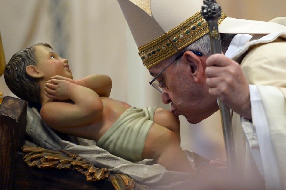 Una vez finalizada la homilía, el papa besó la figura del Niño Jesús y fue despedido por el coro de niños de la Capilla Sixtina que interpretaron el himno "Adeste Fidelis". Foto AFP