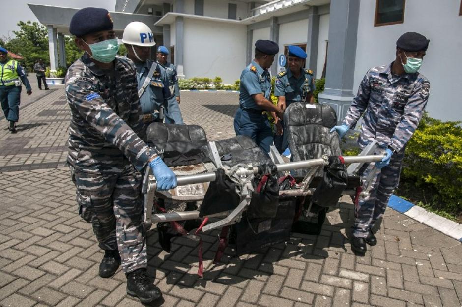 Militares de la Armada de Indonesia llevan restos recuperados del mar de Java de AirAsia QZ8501 a su llegada en el aeropuerto militar de Juanda en Surabaya. (Foto: AFP) 