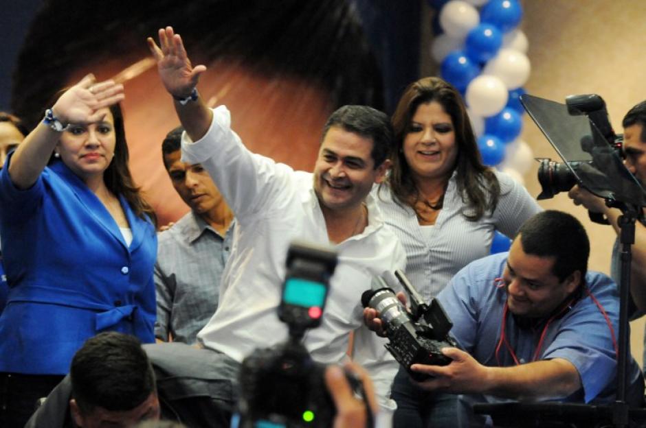 El candidato oficial por el Partido Nacional celebra la victoria en la sede del partido junto a su familia. Foto:AFP