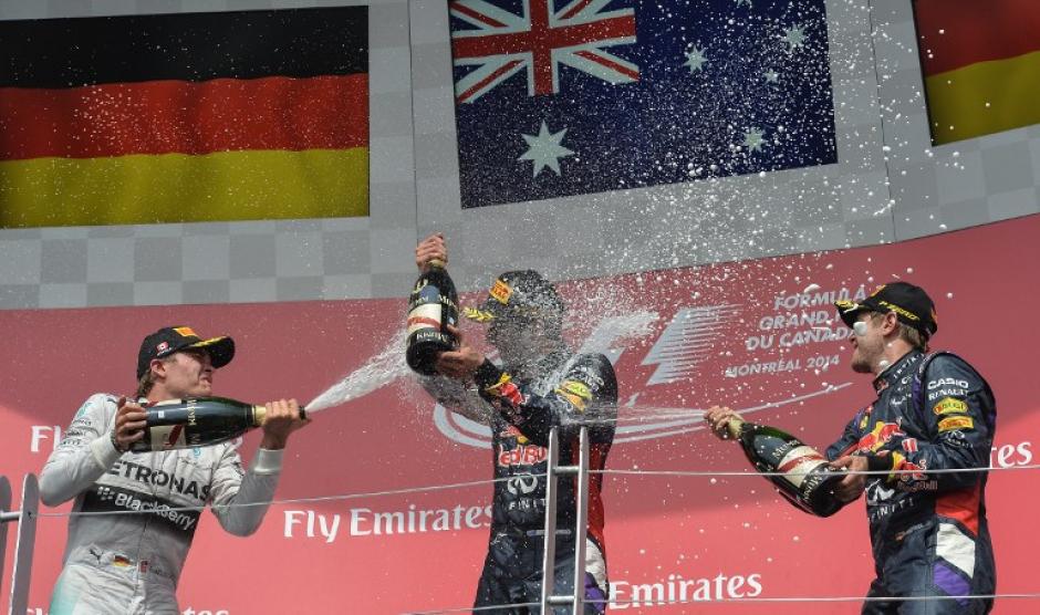 El piloto de Red Bull, Daniel Ricciardo, recibe el baño de champaña, tras ganar el gran premio de Fórmula Uno de Canadá. (Foto: AFP)