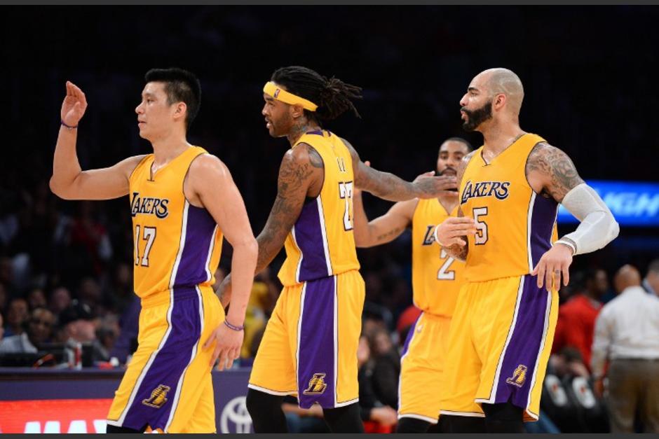 Jeremy Lin (i), Jordan Hill (c) y Carlos Boozer (d), celebran el triunfo de los Lakers de Los Ángeles. (Foto: AFP)
