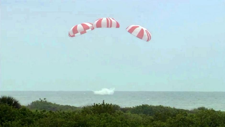La NASA muestra la nave espacial SpaceX Dragón en un aterrizaje en el océano después de la primera prueba de vuelo frente a Cabo Cañaveral. (Foto: AFP) 