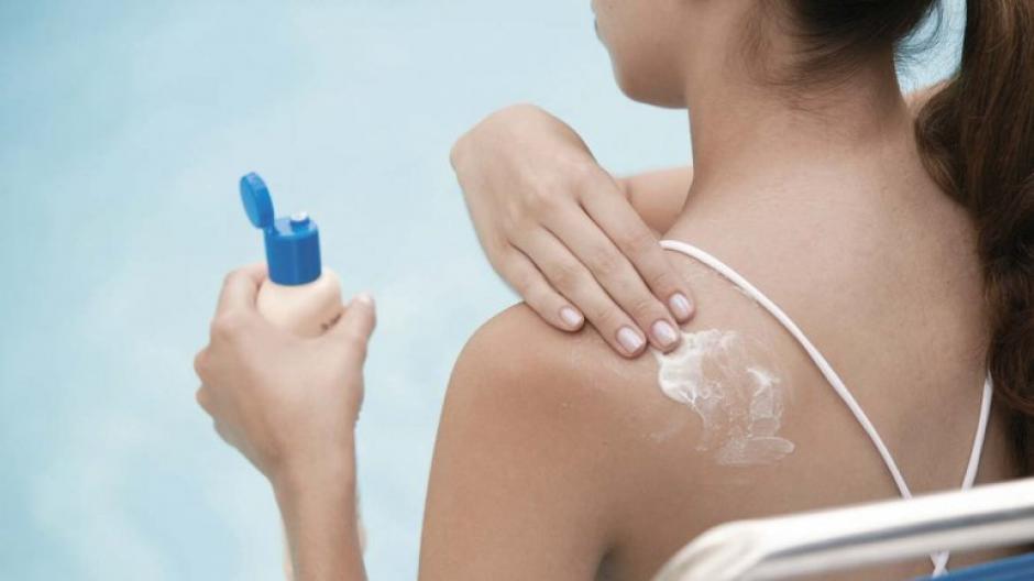 Uno de los factores que más daño produce en la piel es la exposición al sol sin protección. (Foto: Infobae)