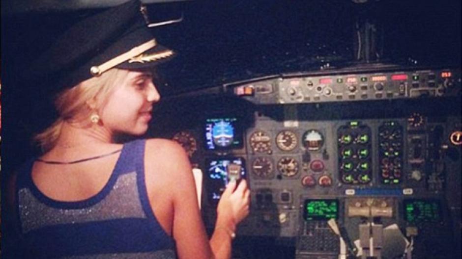 Esta es una de las fotos que causó polémica y que provocó que un piloto aviador perdiera su trabajo en México. (Infobae)