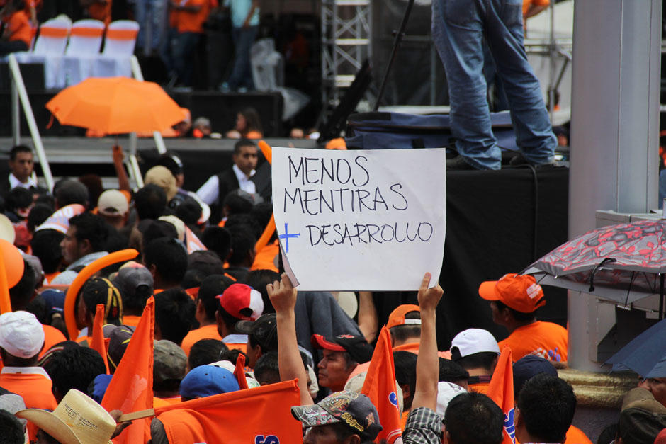 Una solitaria protesta fue protagonizada por un joven, quien se adentró en la actividad política del Partido Patriota manifestando su inconformidad con el actual Gobierno y con este tipo de actividades en los que se derrochan recursos. (Foto: Alexis Batres/Soy502)