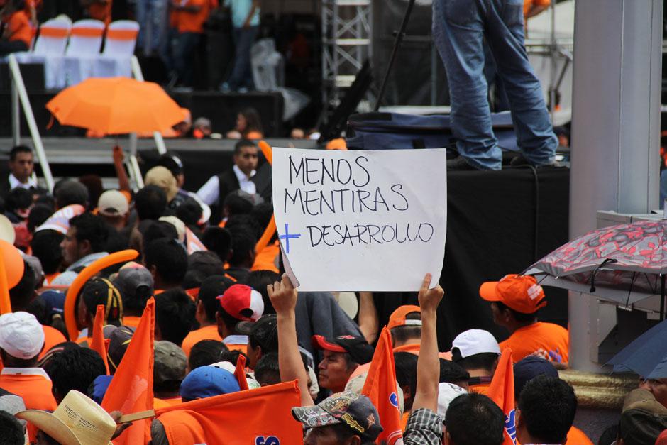 Fausto Rosales es quien tuvo la valentía de hacer una particular protesta en solitario en medio de miles de seguidores del Partido Patriota. (Foto: Archivo/Soy502)