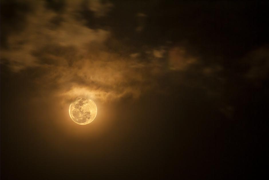 El resplandor de la Luna puede ser capturado por medio de fotografías nocturnas. (Foto: Jorge Ortiz)